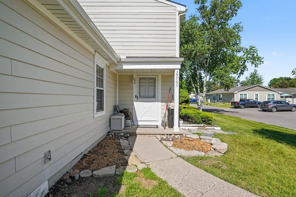 39762 Village Wood Circle Novi City, MI 48375