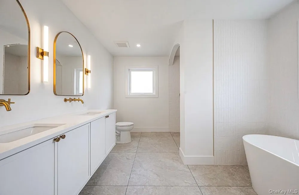 62 Adelhaide Lane East Islip, NY 11730