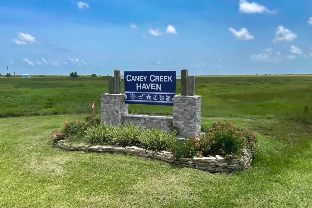 2 Chambliss Rd Sargent, TX 77414