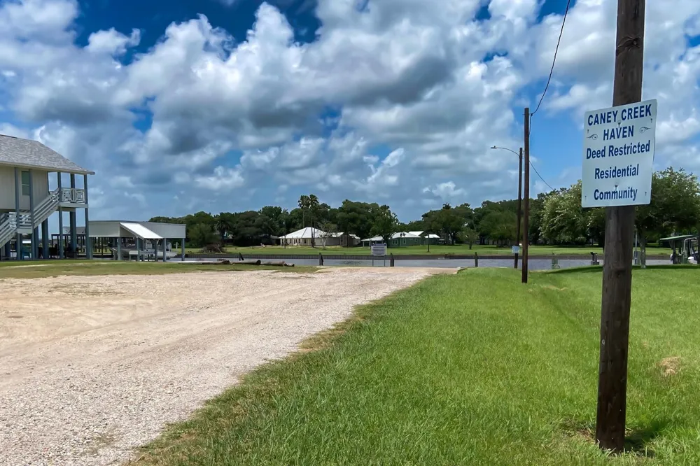 2 Chambliss Rd Sargent, TX 77414