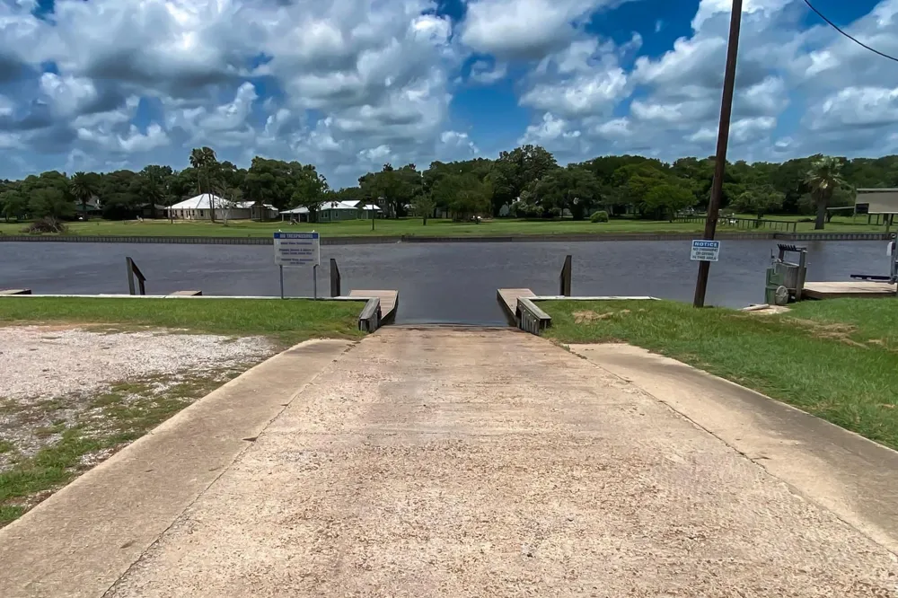2 Chambliss Rd Sargent, TX 77414
