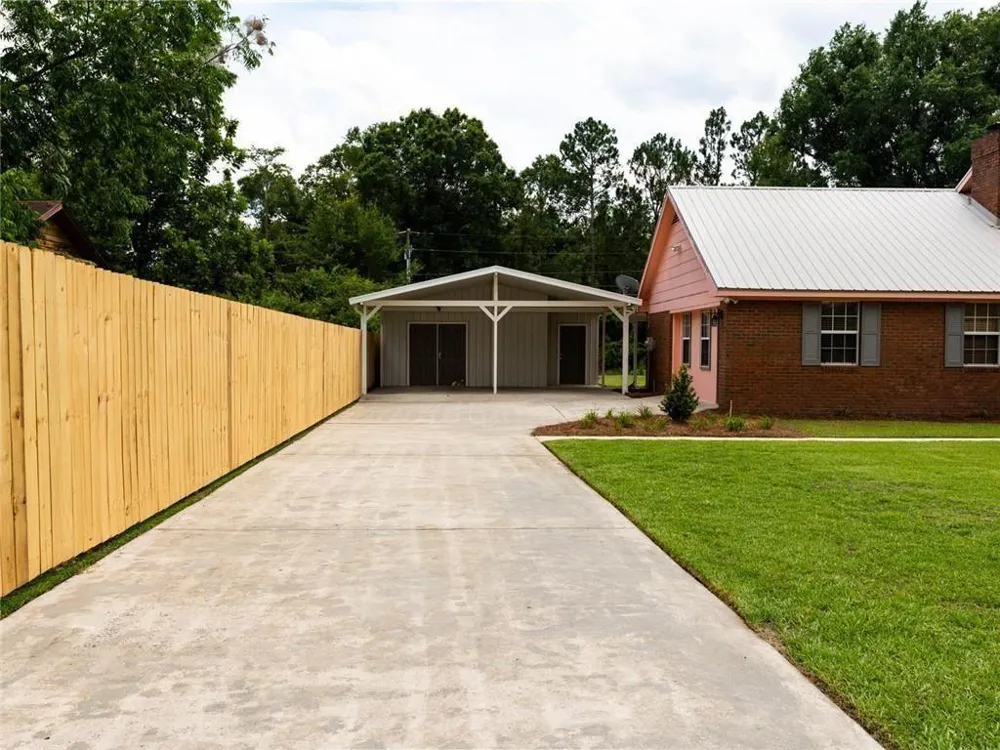 133 English Street E Douglas, GA 31535