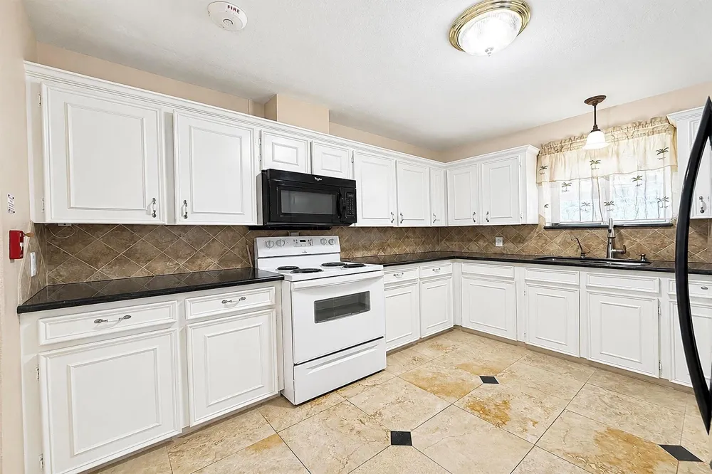 2114 Penny Lake Drive Wallis, TX 77485