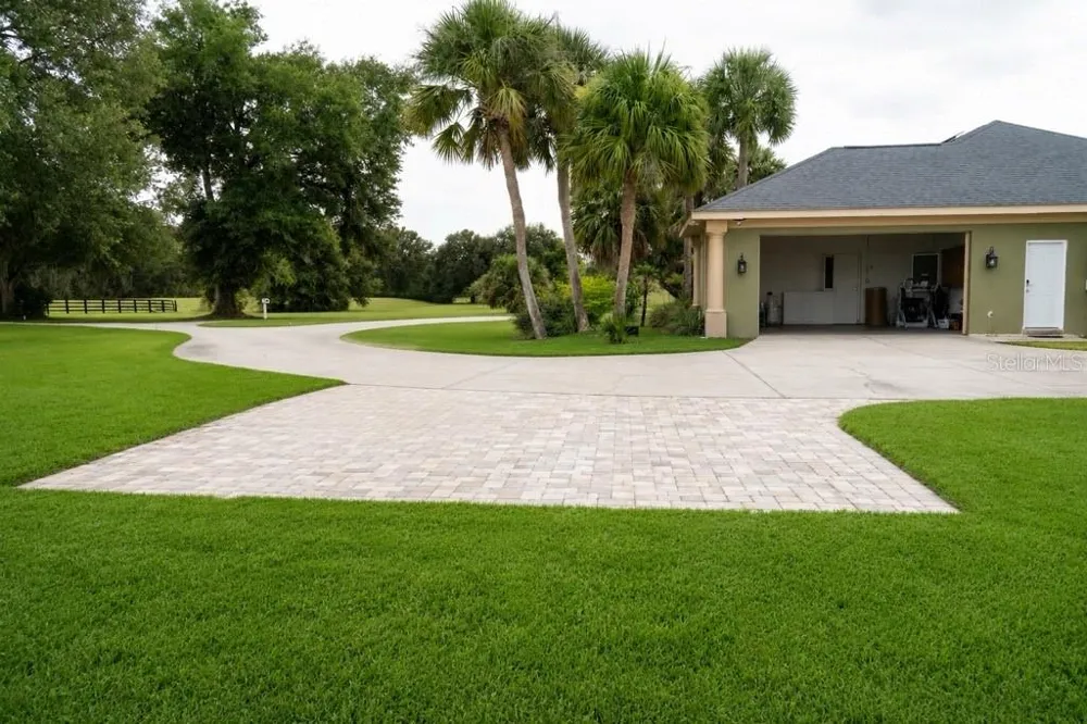 37180 COUNTY ROAD 452 Grand Island, FL 32735