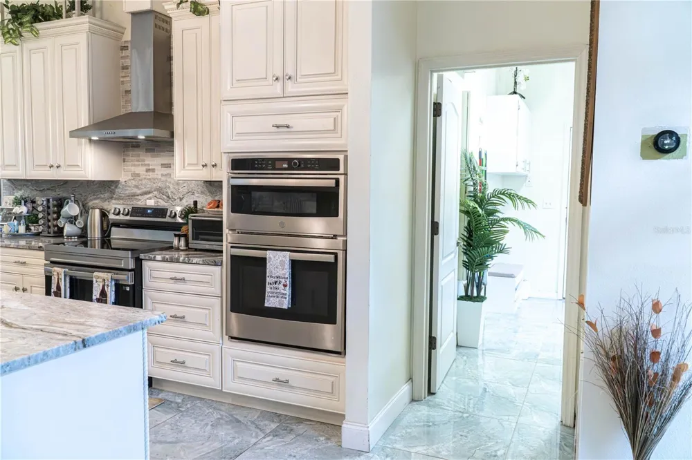37180 COUNTY ROAD 452 Grand Island, FL 32735