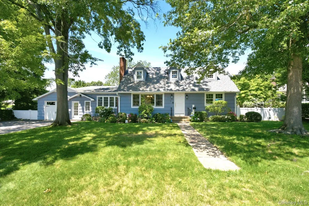 7 Vine Street Bayville, NY 11709