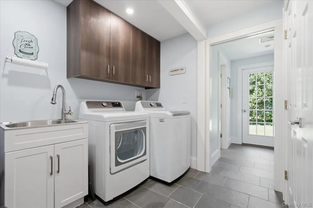 7 Vine Street Bayville, NY 11709