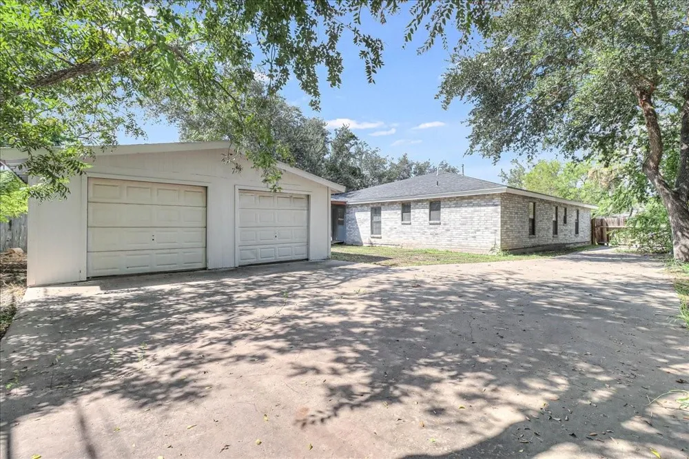 2111 E Lott Avenue Kingsville, TX 78363