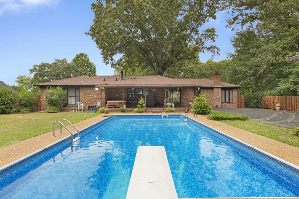14 Hummingbird Cv Jackson, TN 38305