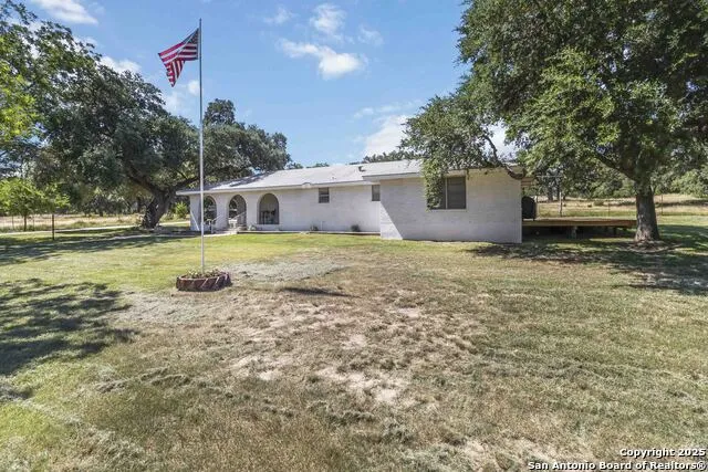 10406 Park Road 37 Lakehills, TX 78063