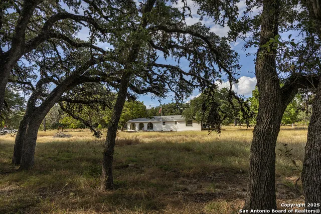 10406 Park Road 37 Lakehills, TX 78063
