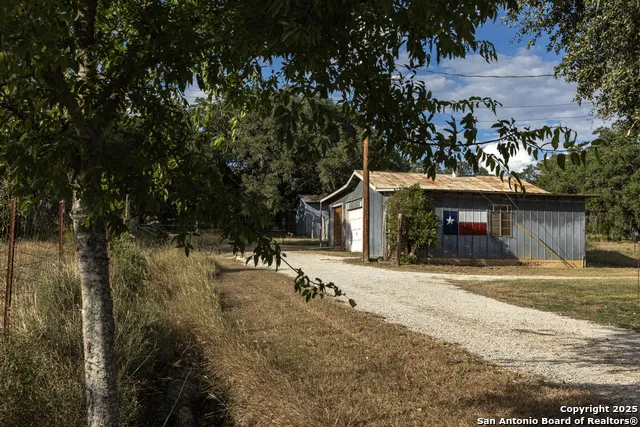 10406 Park Road 37 Lakehills, TX 78063