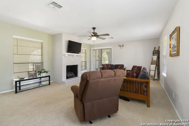 10406 Park Road 37 Lakehills, TX 78063