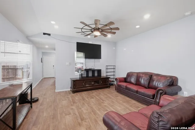 4219 THYME GDN Von Ormy, TX 78073