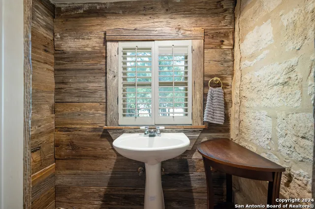 109 waring welfare Boerne, TX 78006