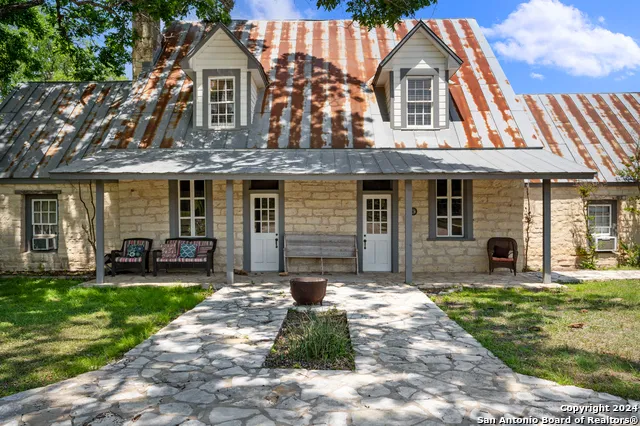 109 waring welfare Boerne, TX 78006
