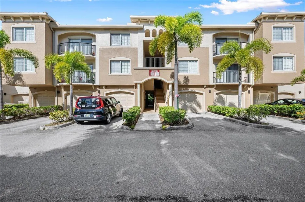 200 Crestwood Court #211 Royal Palm Beach, FL 33411
