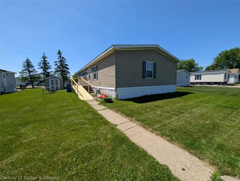 29319 Maple Flat Rock City, MI 48134