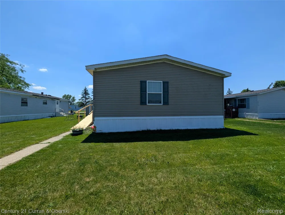 29319 Maple Flat Rock City, MI 48134