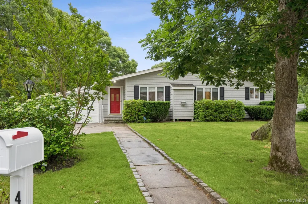 41 Homewood Drive Hampton Bays, NY 11946