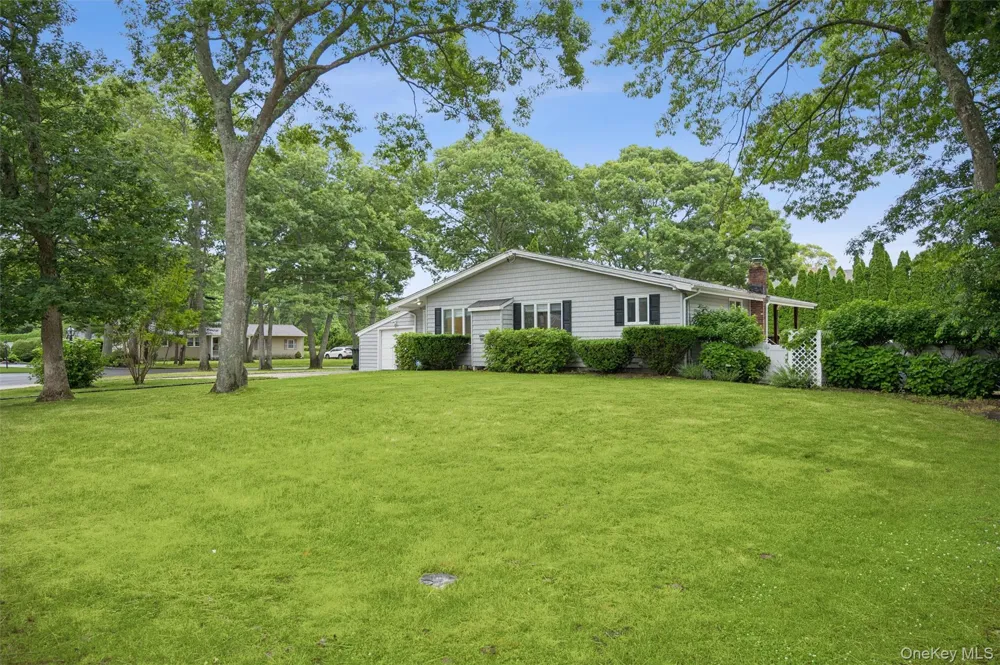 41 Homewood Drive Hampton Bays, NY 11946