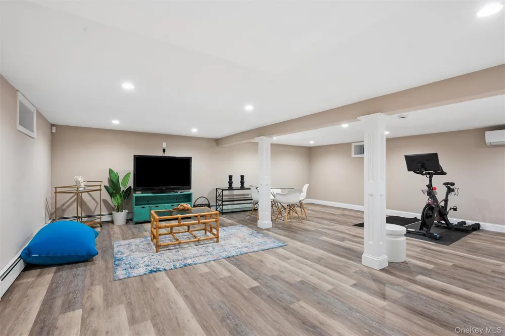 41 Homewood Drive Hampton Bays, NY 11946
