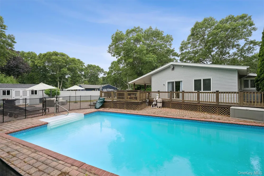 41 Homewood Drive Hampton Bays, NY 11946