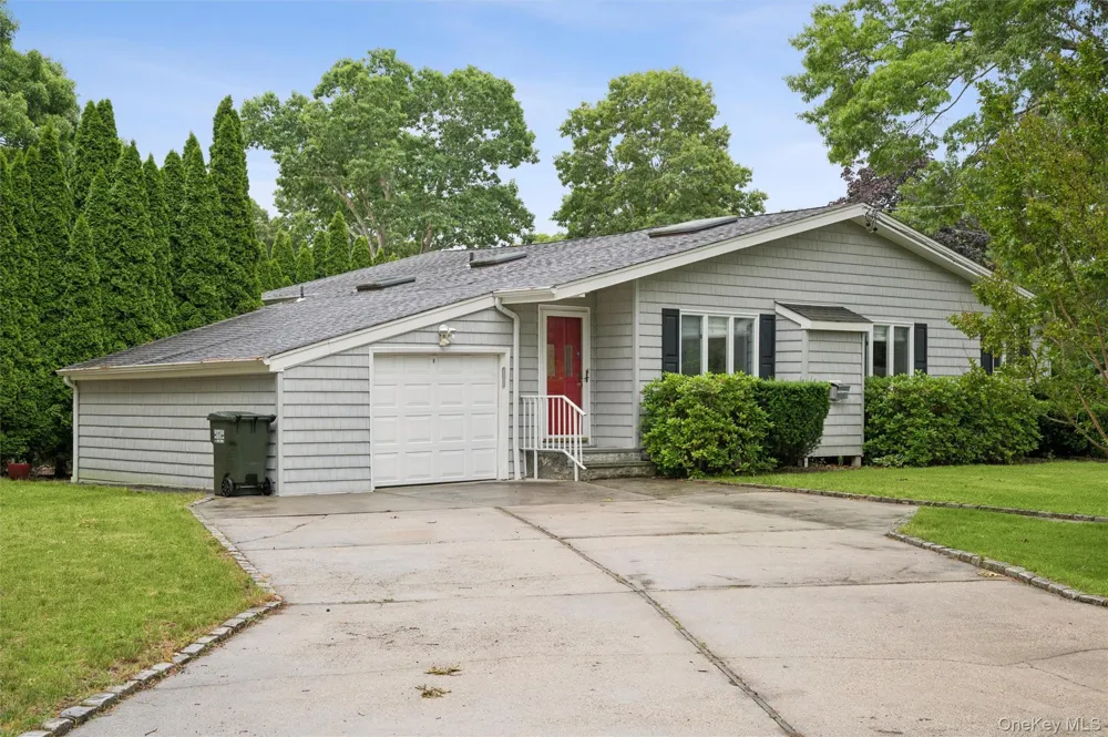 41 Homewood Drive Hampton Bays, NY 11946