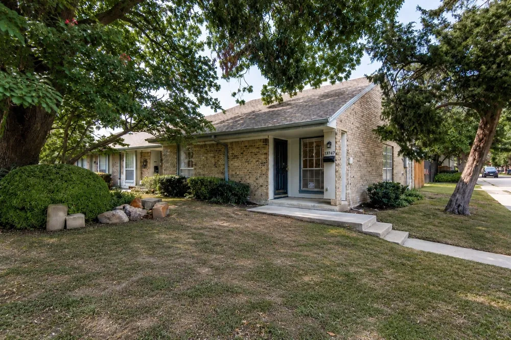 13747 Flagstone Lane Dallas, TX 75240