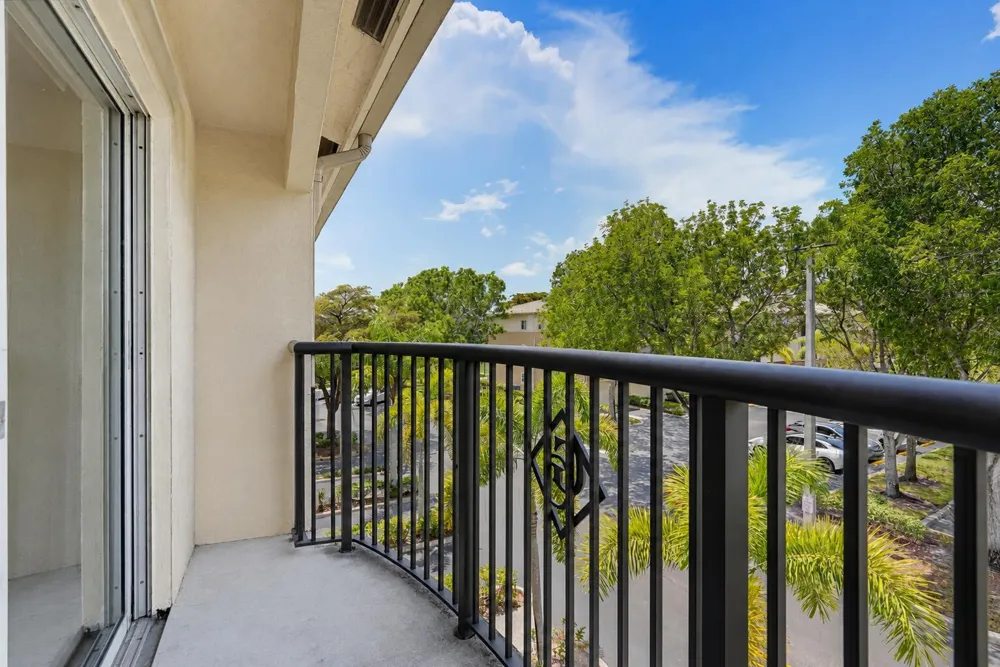 400 Crestwood Ct Court #417 Royal Palm Beach, FL 33411