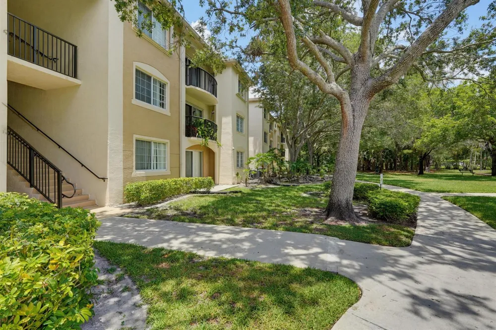 400 Crestwood Ct Court #417 Royal Palm Beach, FL 33411