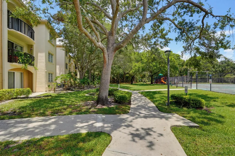 400 Crestwood Ct Court #417 Royal Palm Beach, FL 33411