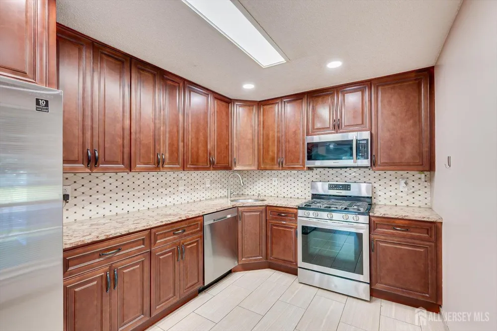 73 Goodwin Drive North Brunswick, NJ 08902