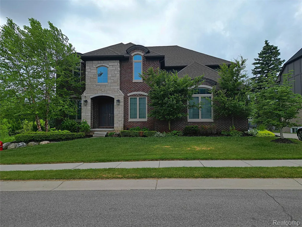 4966 Park Manor Drive Troy City, MI 48098