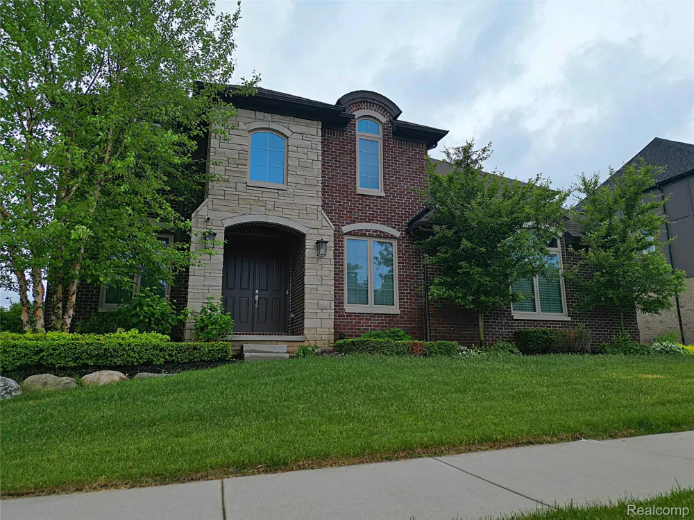 4966 Park Manor Drive Troy City, MI 48098