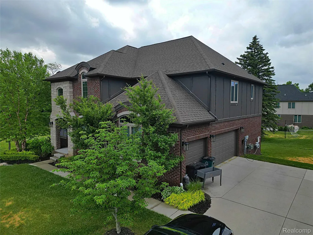 4966 Park Manor Drive Troy City, MI 48098