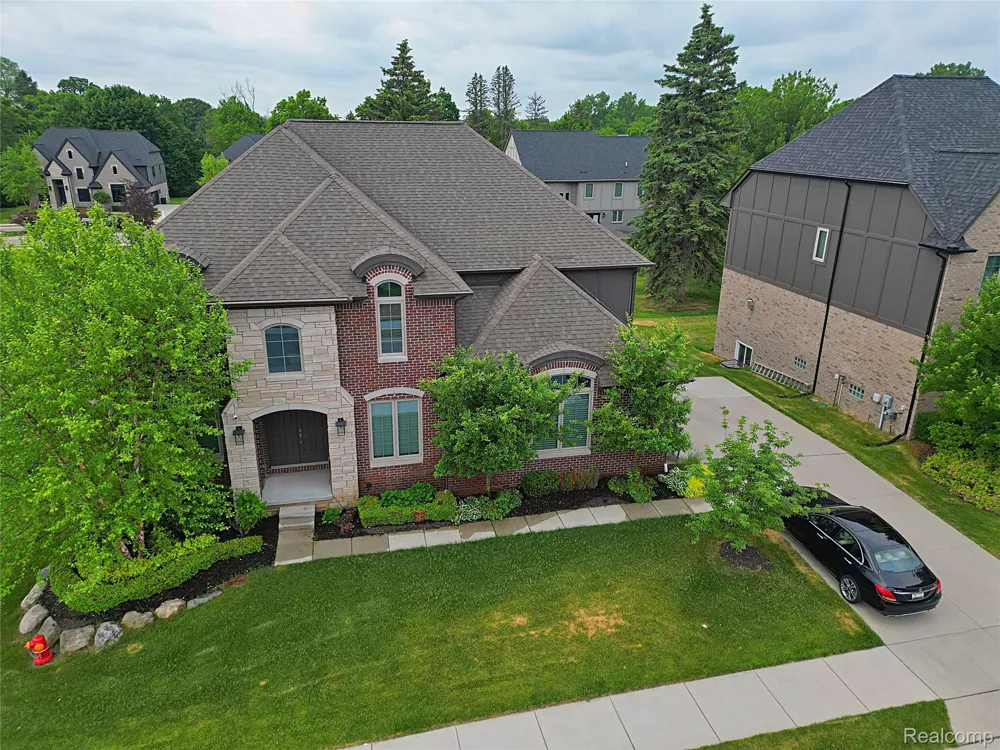 4966 Park Manor Drive Troy City, MI 48098