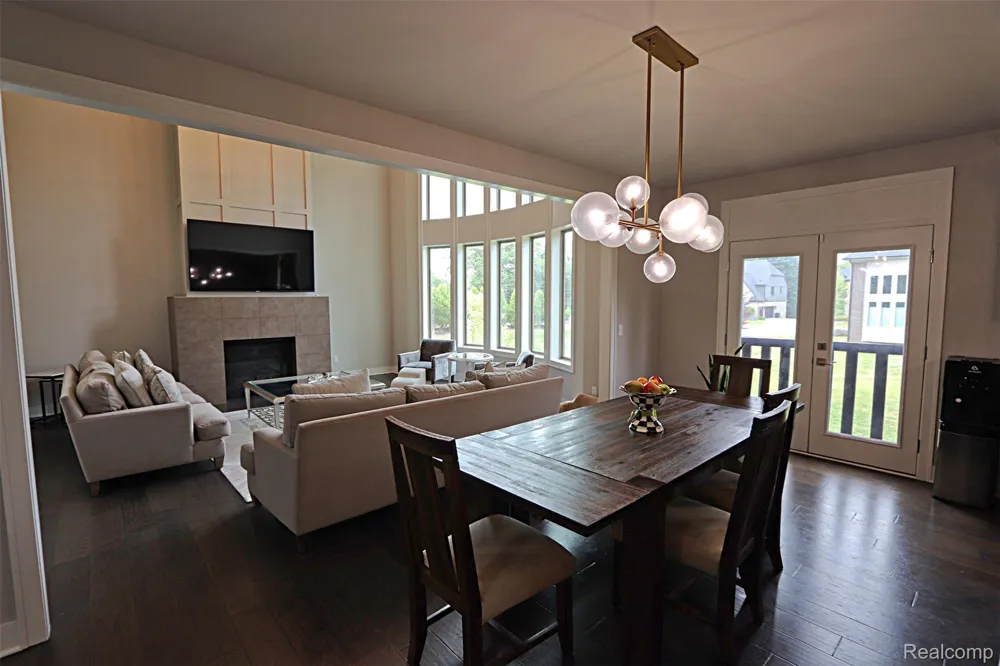 4966 Park Manor Drive Troy City, MI 48098
