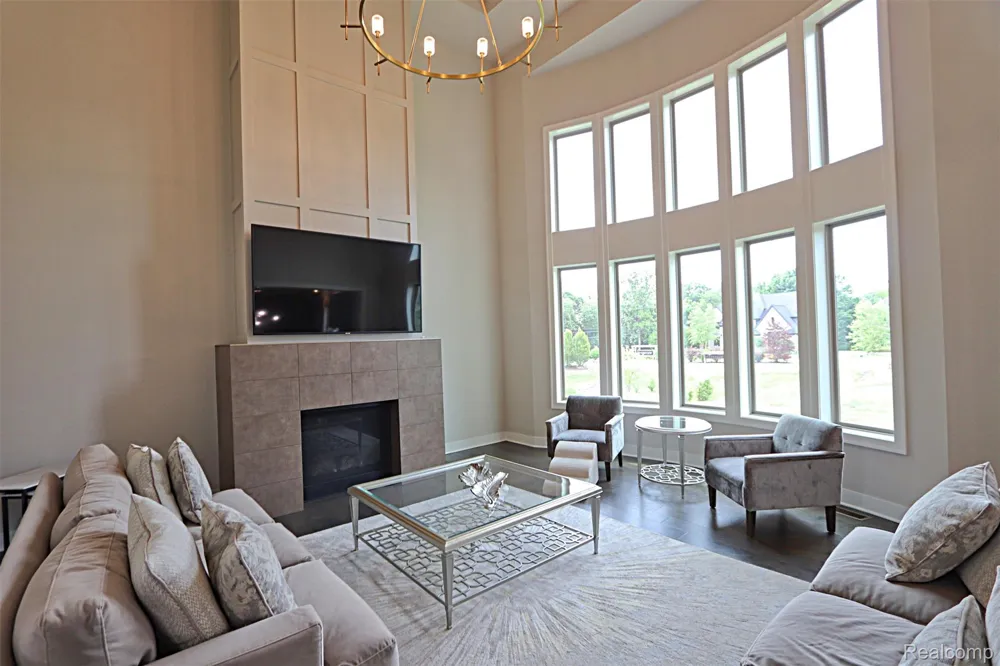 4966 Park Manor Drive Troy City, MI 48098