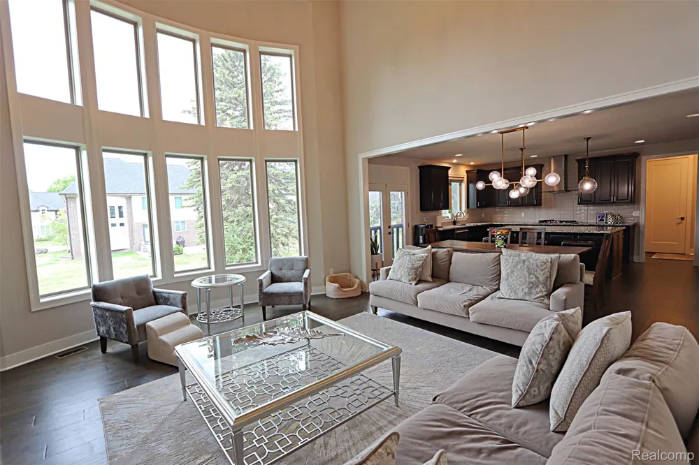 4966 Park Manor Drive Troy City, MI 48098
