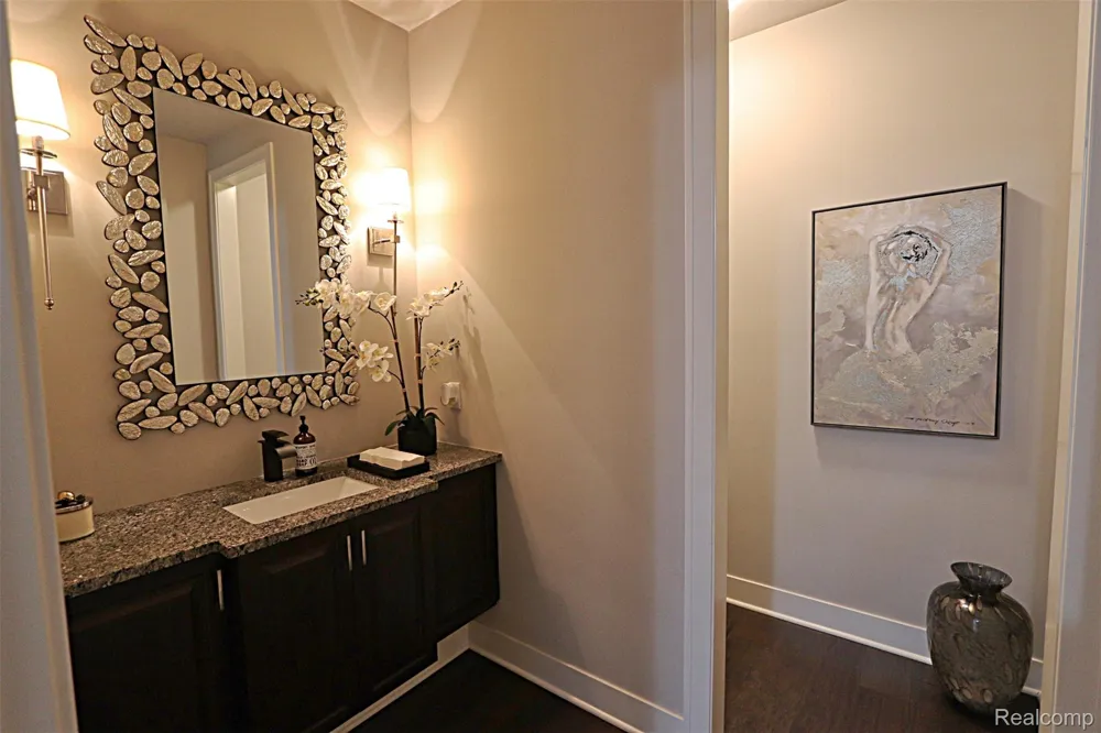 4966 Park Manor Drive Troy City, MI 48098