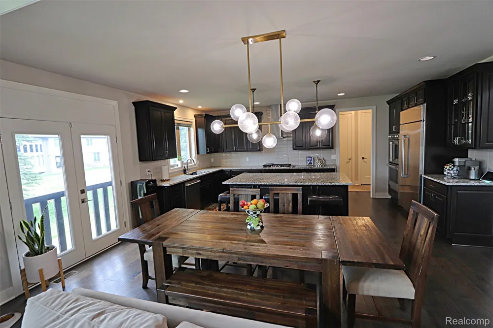 4966 Park Manor Drive Troy City, MI 48098
