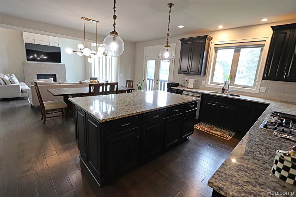 4966 Park Manor Drive Troy City, MI 48098