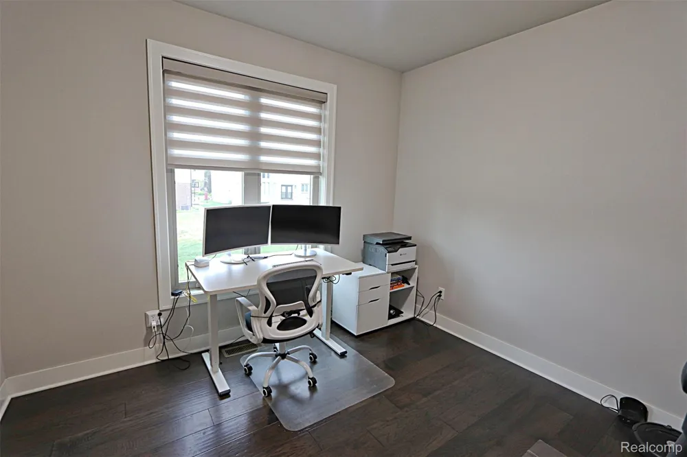 4966 Park Manor Drive Troy City, MI 48098