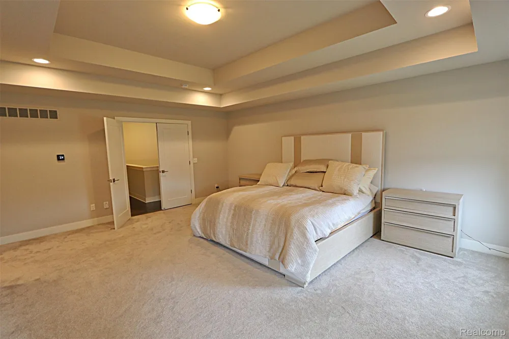 4966 Park Manor Drive Troy City, MI 48098