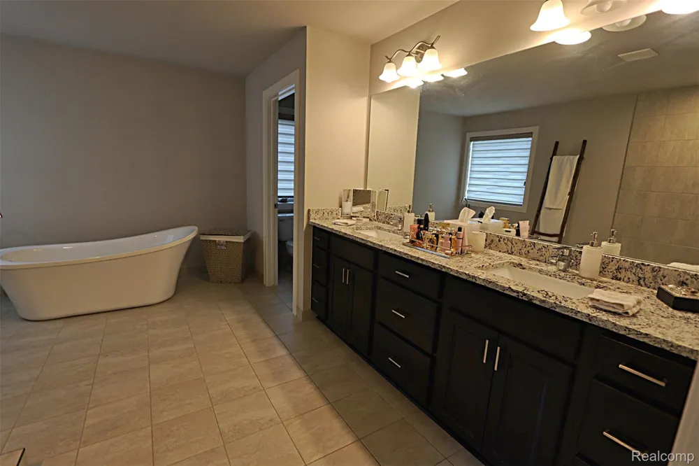 4966 Park Manor Drive Troy City, MI 48098