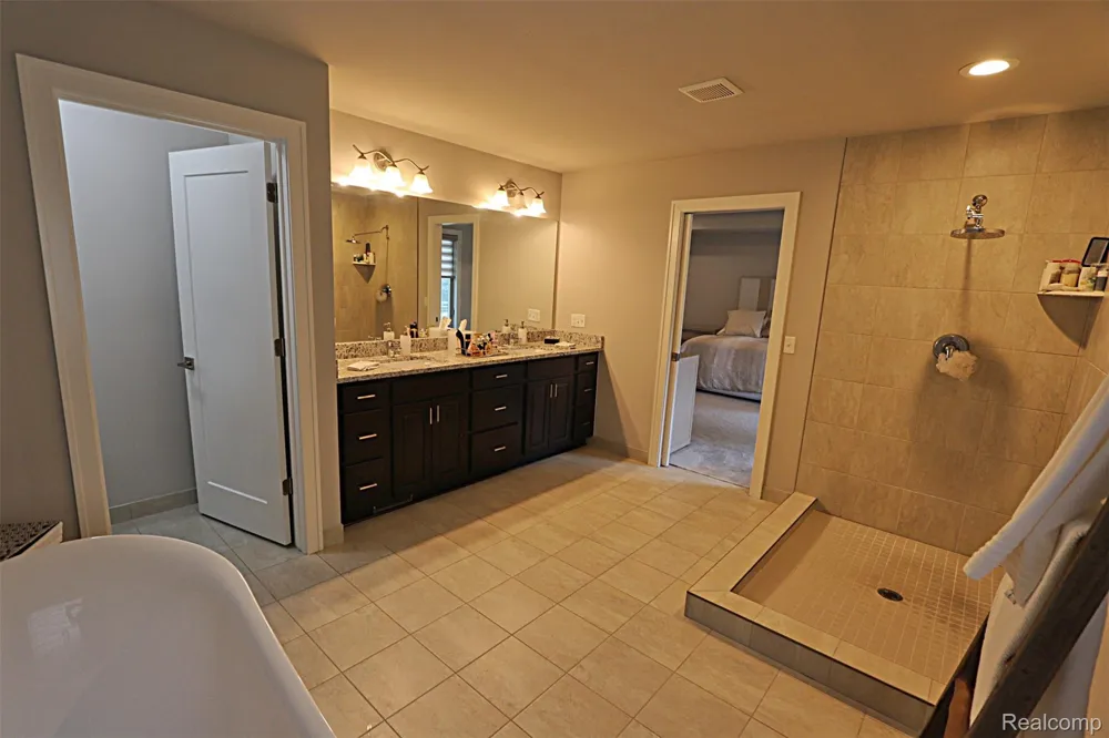 4966 Park Manor Drive Troy City, MI 48098