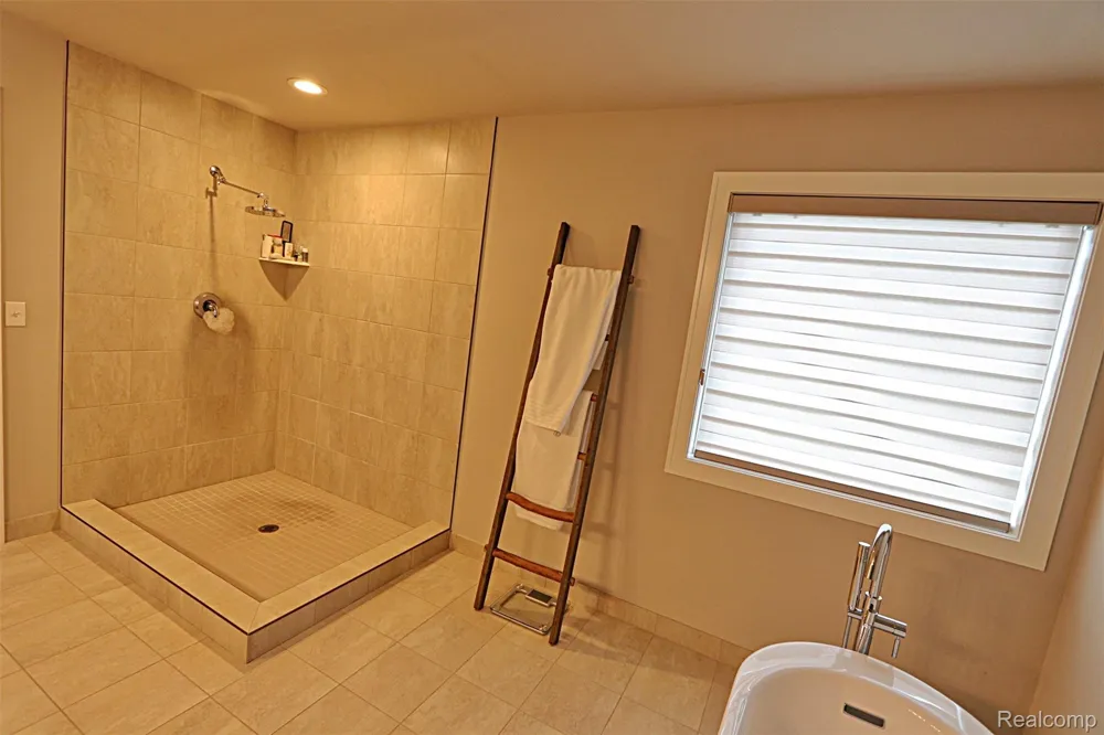 4966 Park Manor Drive Troy City, MI 48098