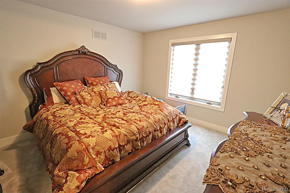 4966 Park Manor Drive Troy City, MI 48098