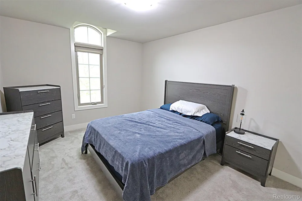 4966 Park Manor Drive Troy City, MI 48098